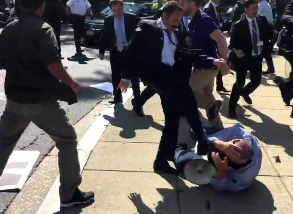 Predsednikovo obezbeđenje pretuklo demonstrante! (VIDEO)