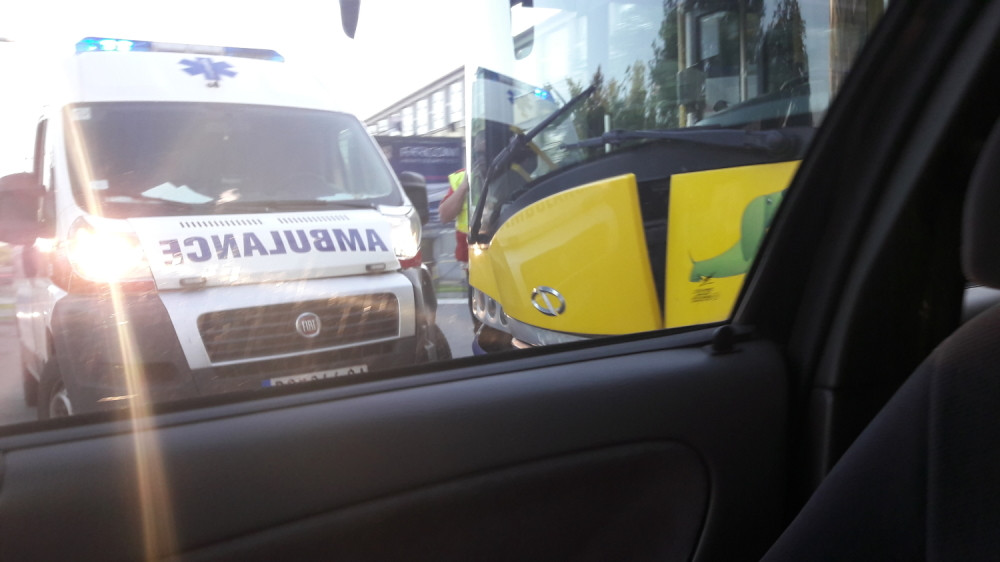 Automobilom se zakucao u gradski autobus!