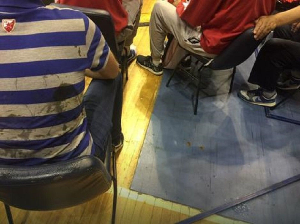 Grobari jajima gađali Zvezdinu klupu (FOTO)