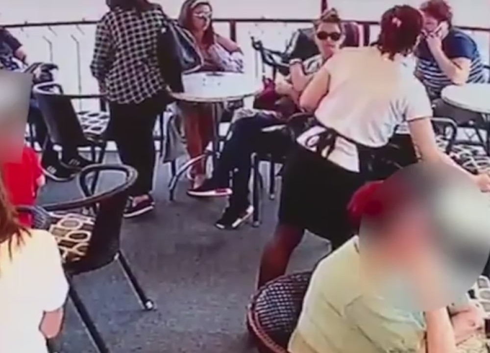 Devojke opljačkale ženu sa bebom u kolicima (VIDEO)