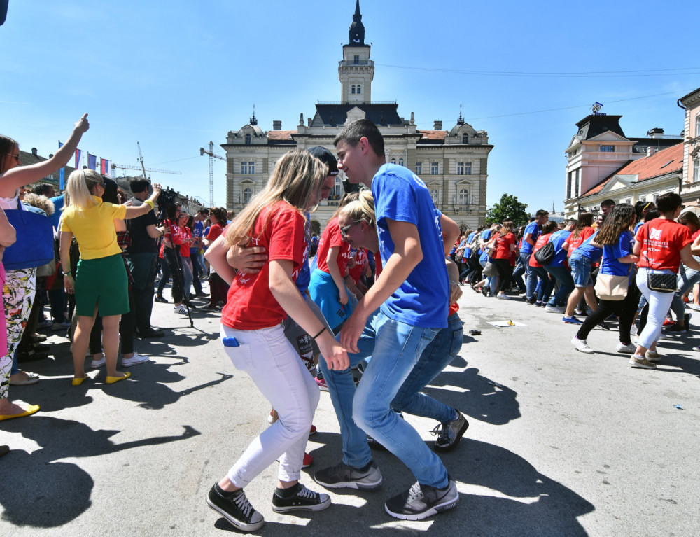 Maturanti plešu širom Srbije