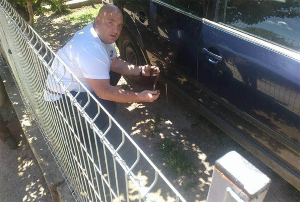 Zmija mu se zavukla u točak!