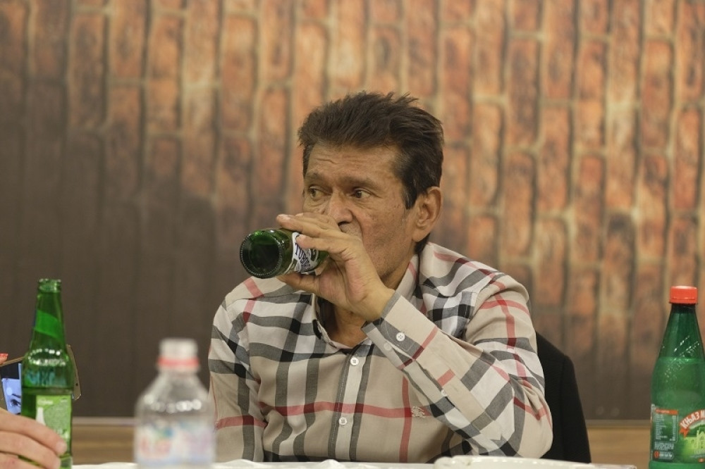 Sinan laže da ne pije! (VIDEO)