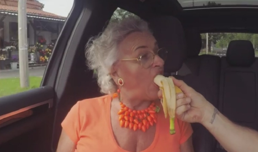 Ovaj pevač voli starije dame i snima se sa njima!