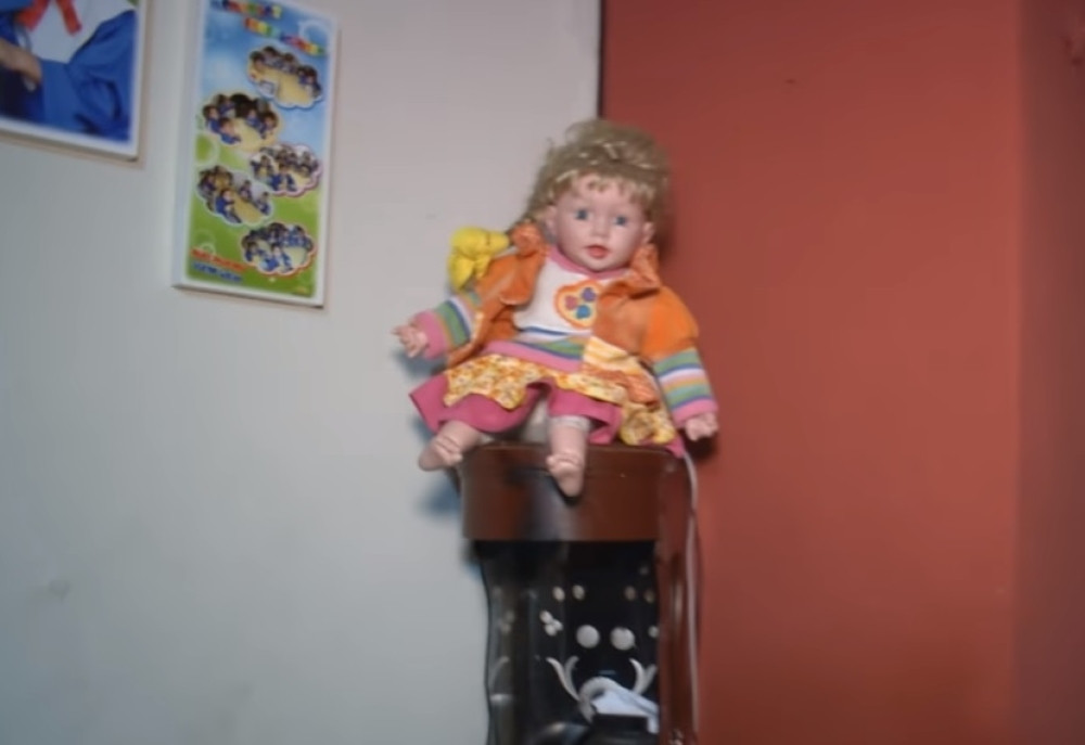 Lutka teroriše porodicu! (VIDEO)