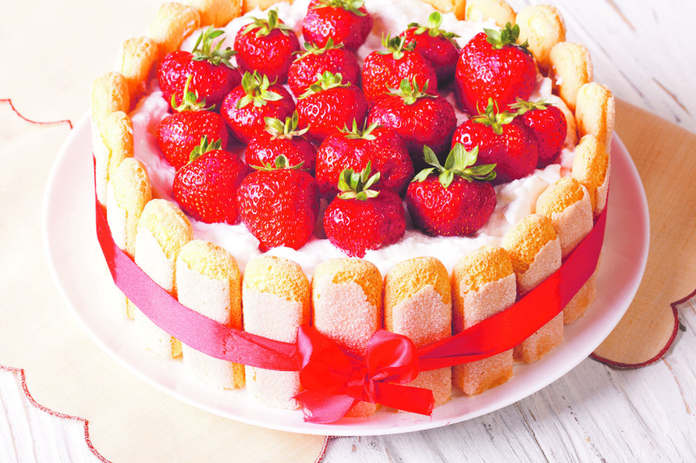 Torta sa jagodama i piškotama idealna je vikend poslastica za celu porodicu!