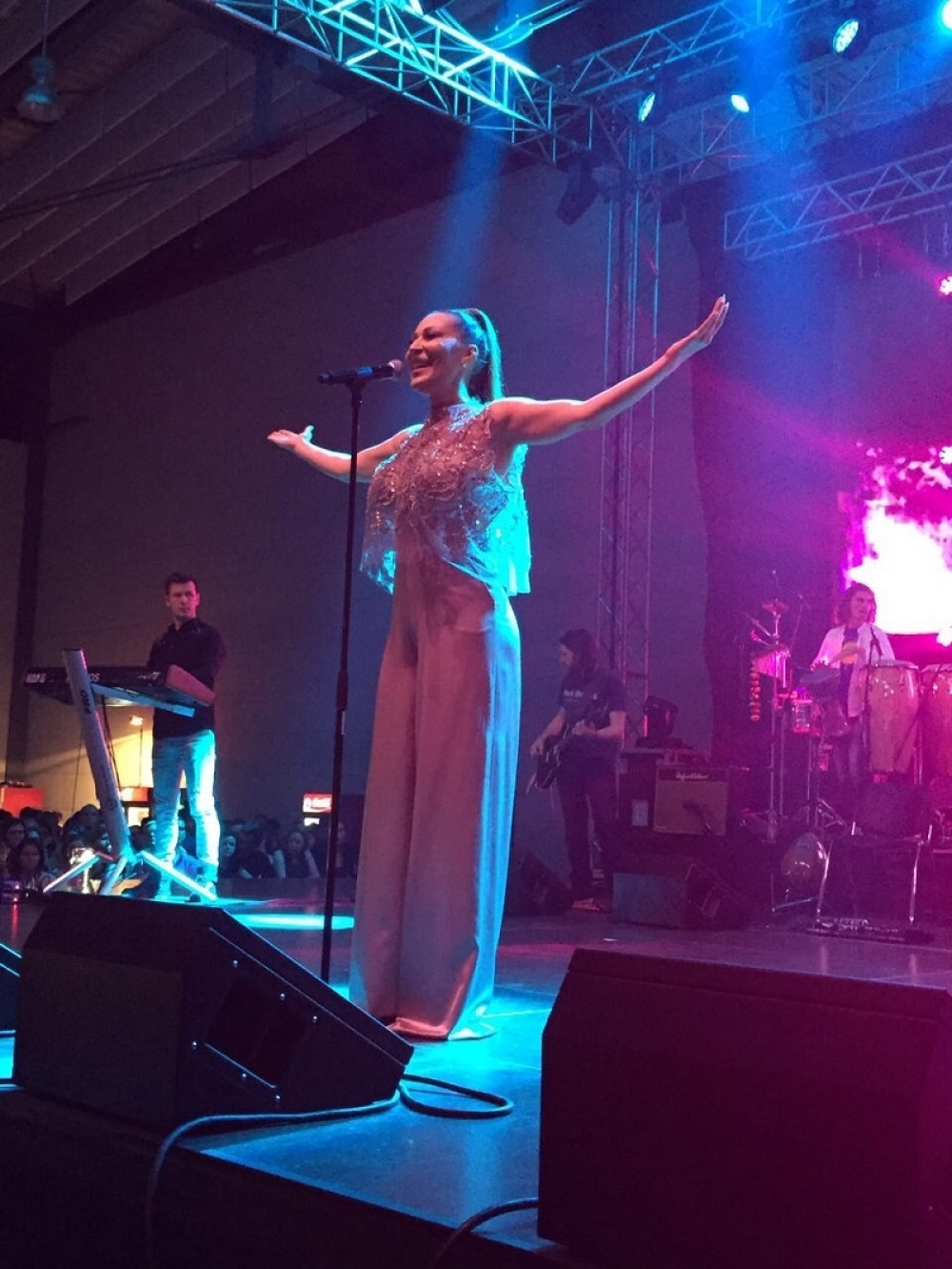 Bosa Ceca bacila minđuše u publiku! (VIDEO)