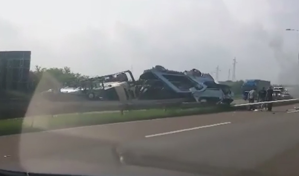 Havarija, prevrnuo se kamion na Pančevačkom putu, srušen i semafor