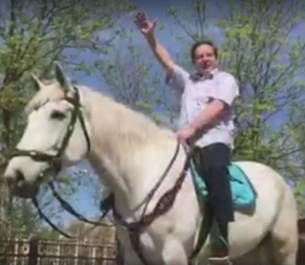 Bogoljub Karić na belom konju pozdravio fanove (VIDEO)