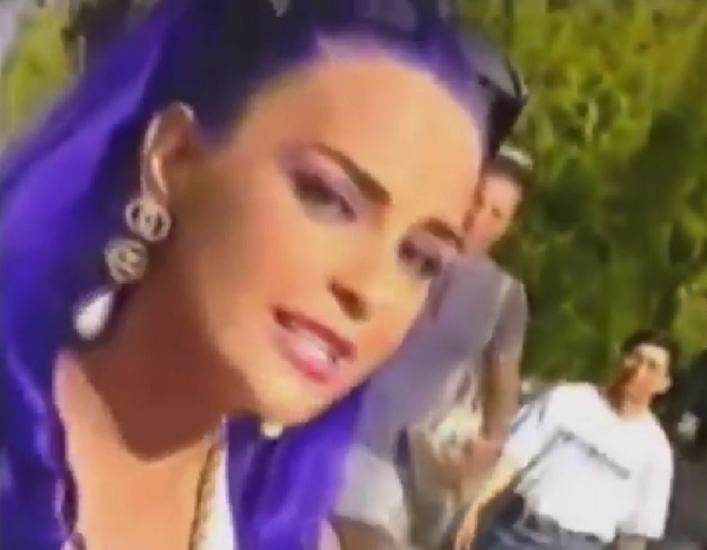 Devedesetih je imala ljubičastu kosu, a ovako sada izgleda (FOTO)