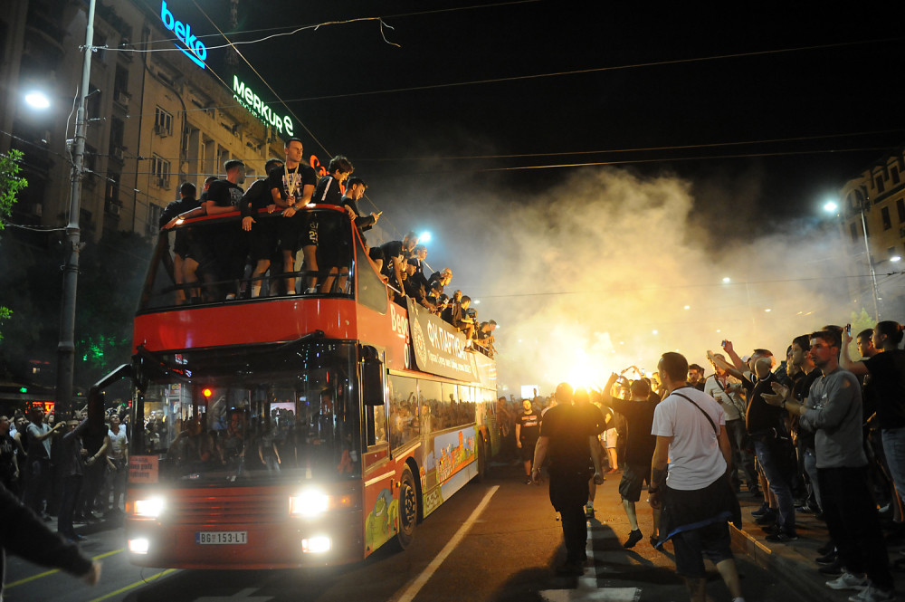Fudbaleri Partizana s navijačima proslavili titulu (FOTO GALERIJA)