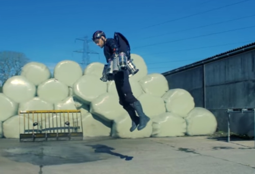 Uz pomoć odela može da leti! (VIDEO)