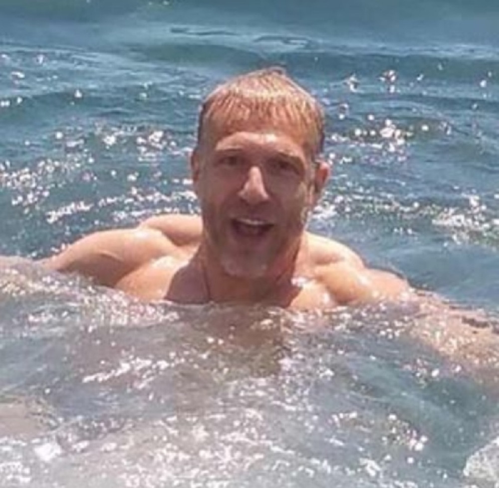 Žene će odlepiti kada vide voditelja u kupaćim gaćama! (VIDEO)