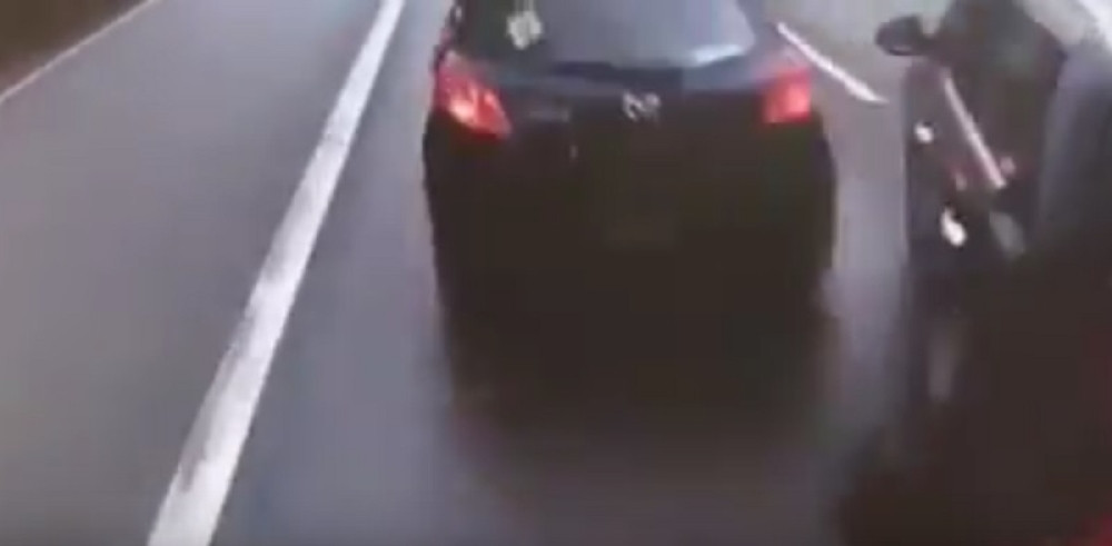 Izazvao lančani sudar i sve to snimio (VIDEO)