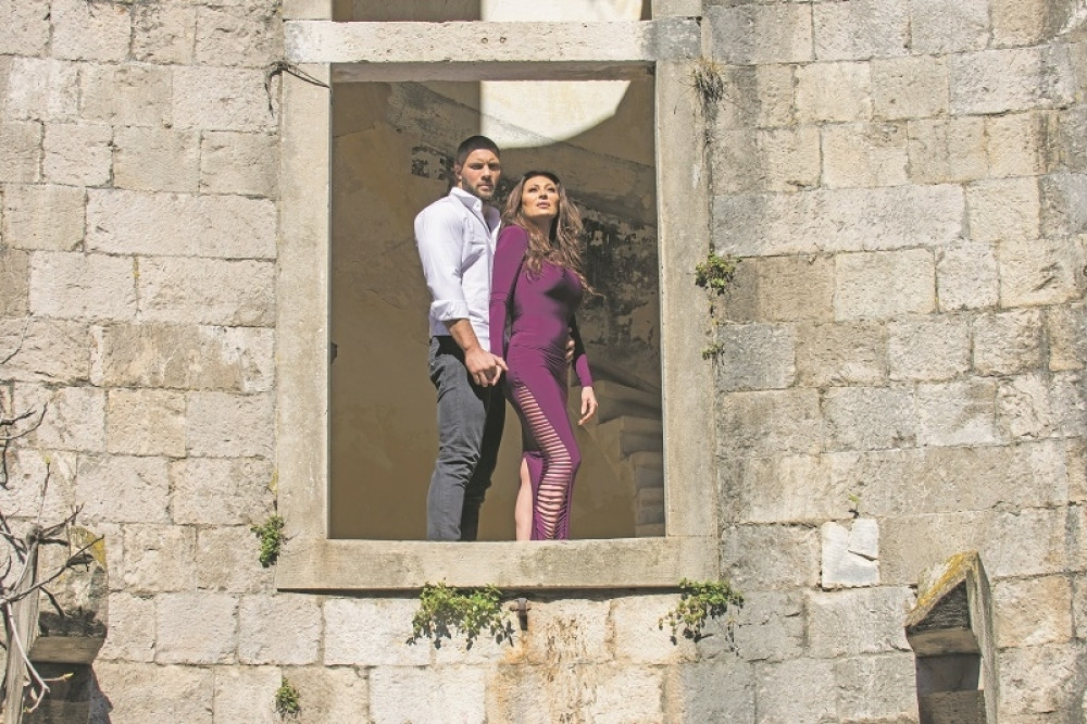 Ceca Ražnatović u zagrljaju zgodnog manekena