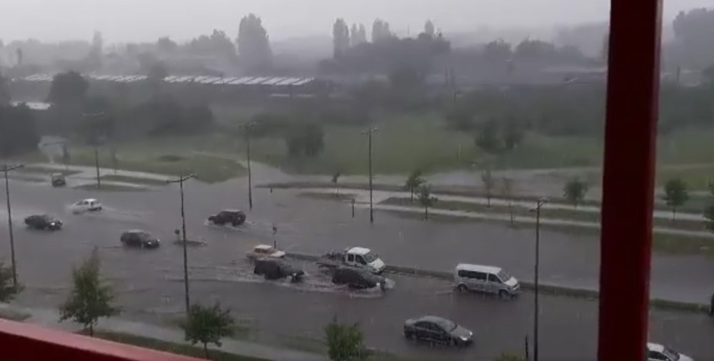 U Novom Sadu potopljeni automobili, u Beogradu kolaps! (VIDEO)