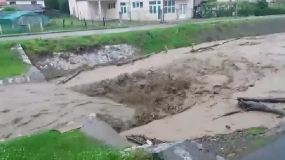 Zmajevac poplavio kuće (VIDEO)