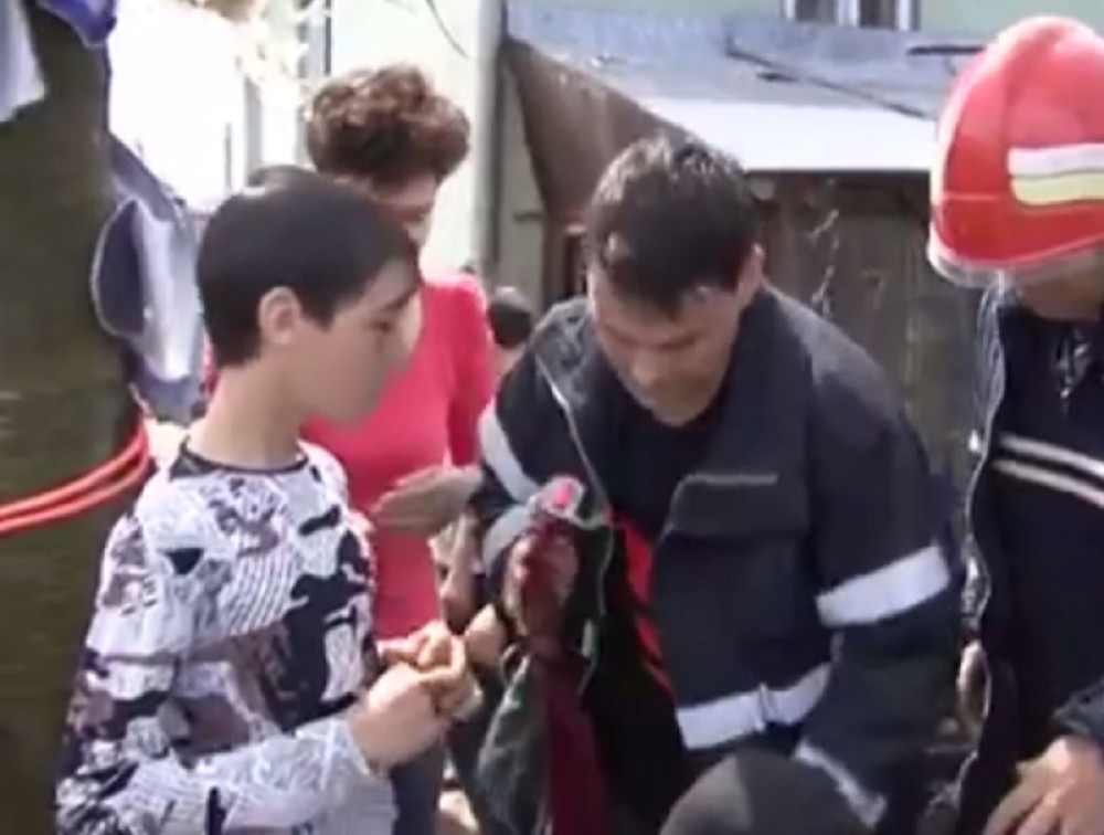 Dečak spasao bebu sigurne smrti (VIDEO)