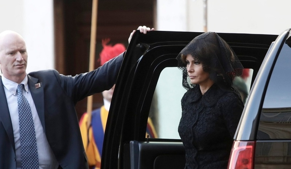 Melanija Tramp zavijena u crno (VIDEO)