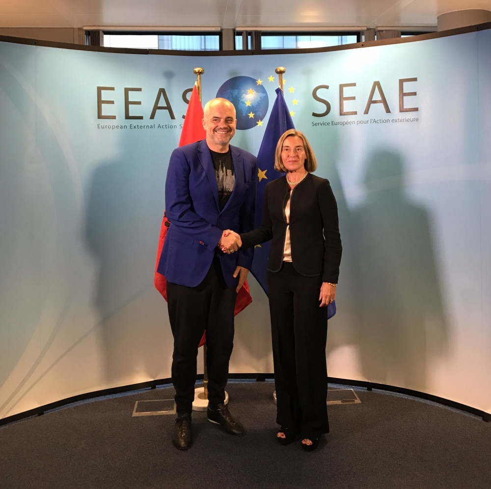 BLAM~Edi Rama šokirao Mogerinijevu svojom ležernošću! (FOTO)