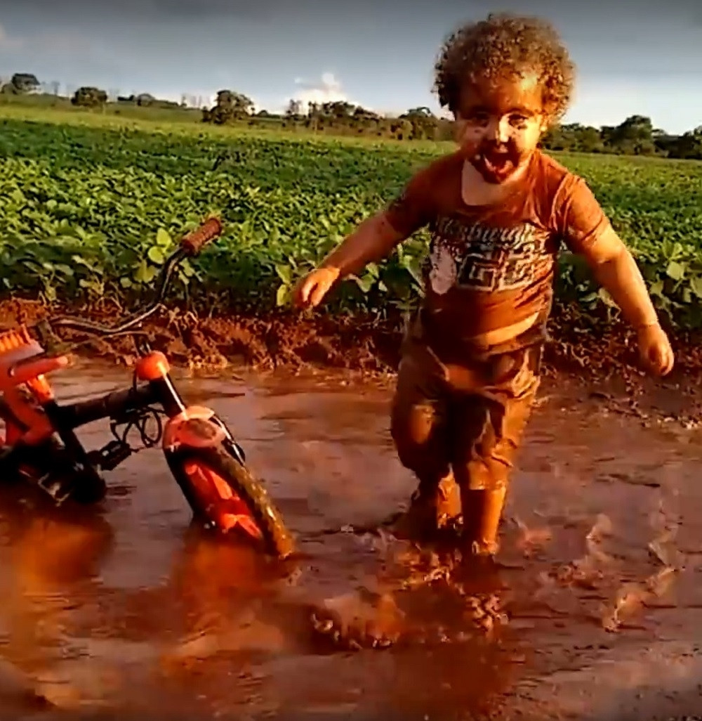 Klinac se oduševio igrom u blatu (VIDEO)