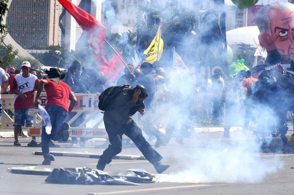 Demonstranti zapalili Ministarstvo poljoprivrede!