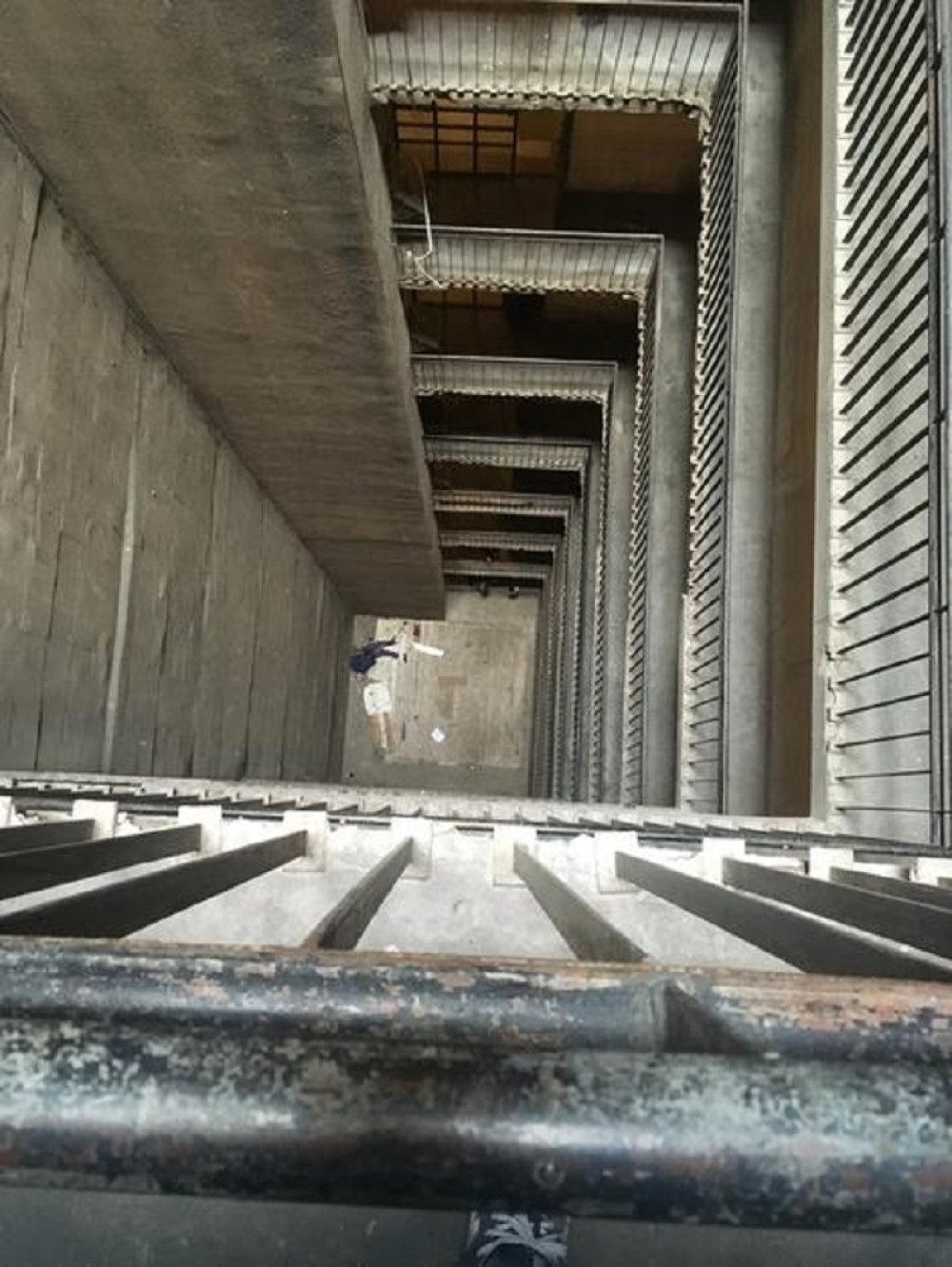 Žena se ubila skokom sa "ukletog solitera"