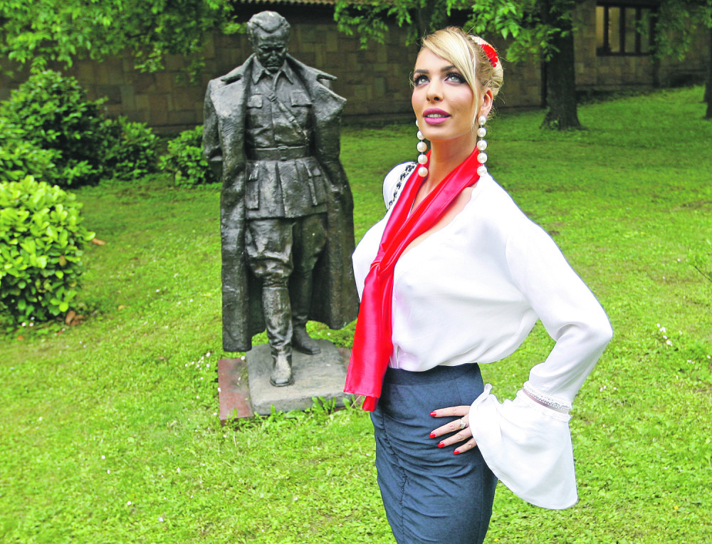 Starleta bez brusa snimala na grobu! (VIDEO)