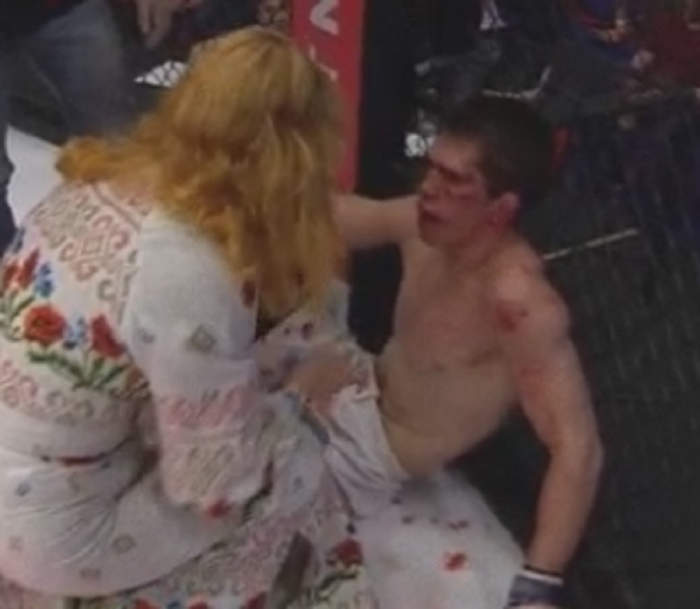 Fajter izgubio meč, pa ga mama prebila (VIDEO)