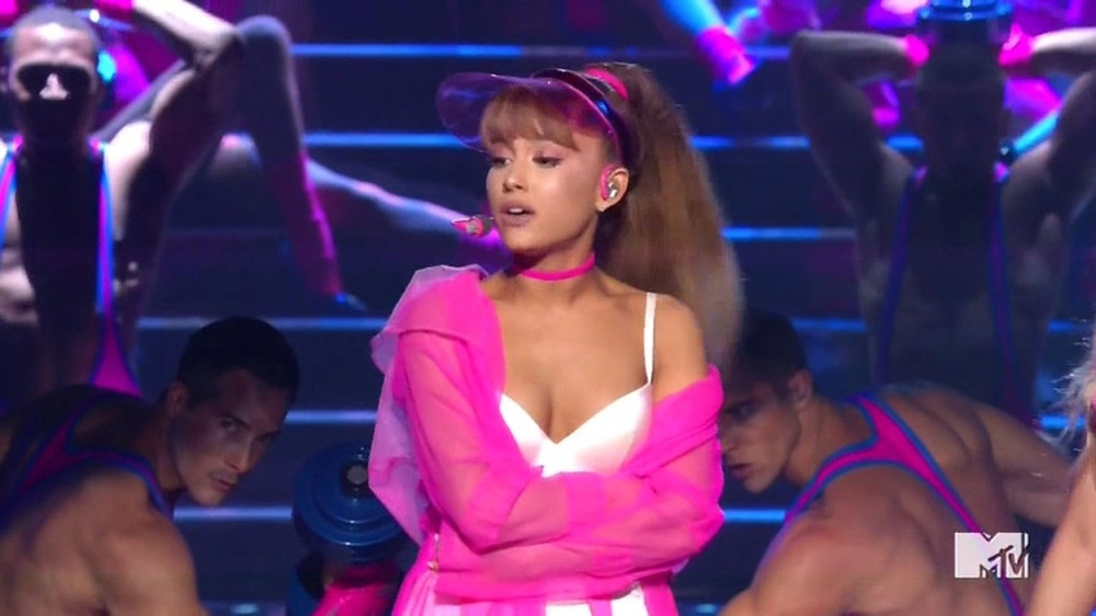 Udaje se Arijana Grande, a njen verenički prsten vredi čitavo bogatstvo! (VIDEO)