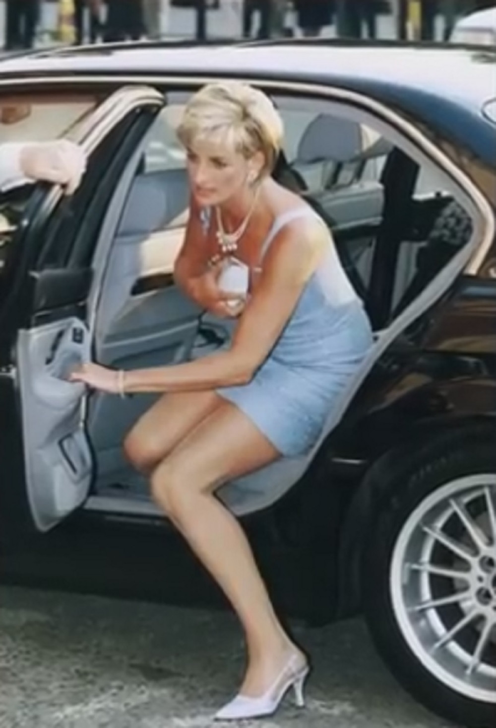 Lejdi Di je svaki put radila istu stvar pri izlasku iz auta (VIDEO)