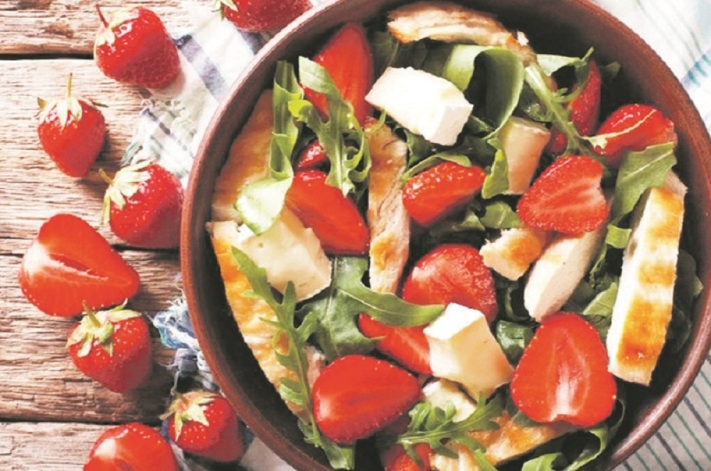 Salata sa piletinom, fetom i jagodama