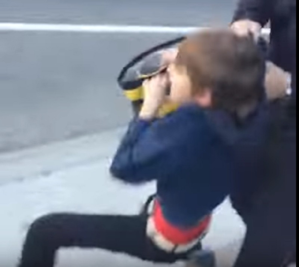 Uhapsili dete (10) zbog čitanja poezije!