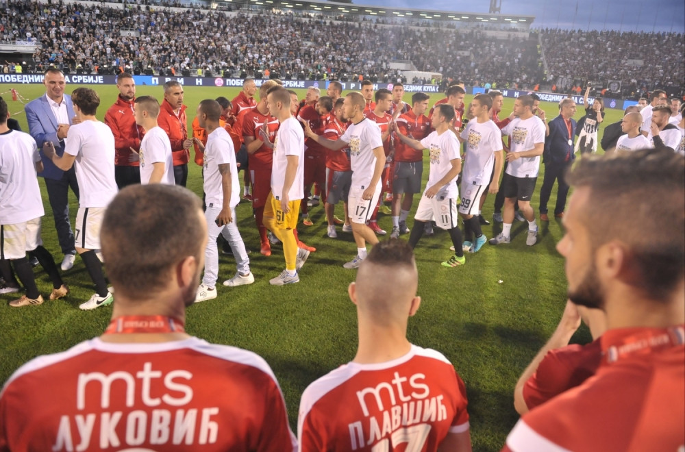 Zvezdin špalir fudbalerima Partizana na dodeli trofeja!