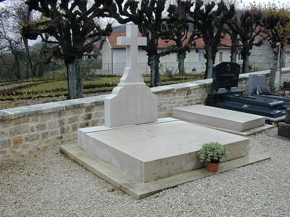 Oskrnavljen grob Šarla de Gola