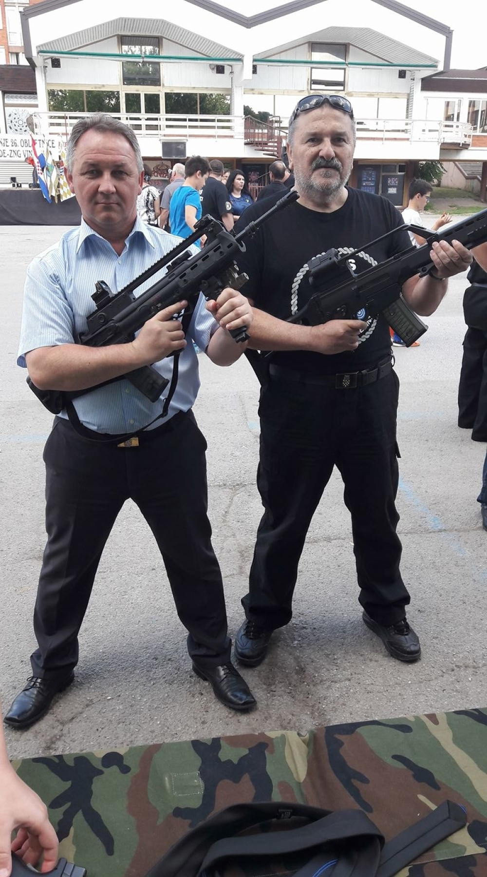 Hrvatski ministar pozira sa puškom (FOTO)