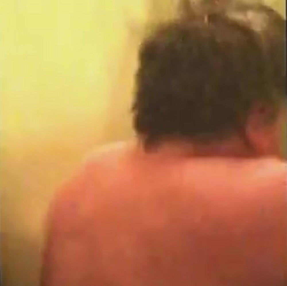 Mladić u kupatilu šokirao oca (VIDEO)