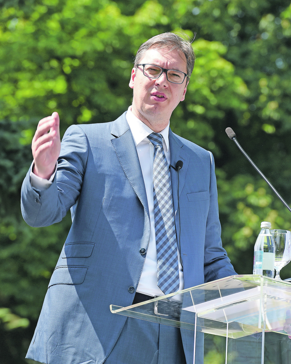 Vučić se zaklinje nad Miroslavljevim jevanđeljem!