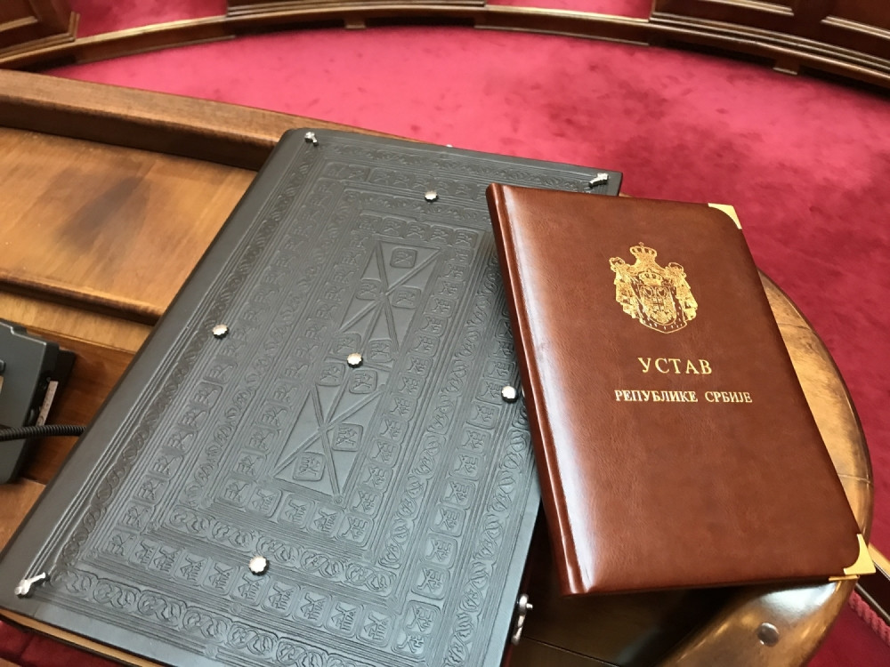 Nad ovim Jevanđeljem i Ustavom zakleće se Vučić! (FOTO)