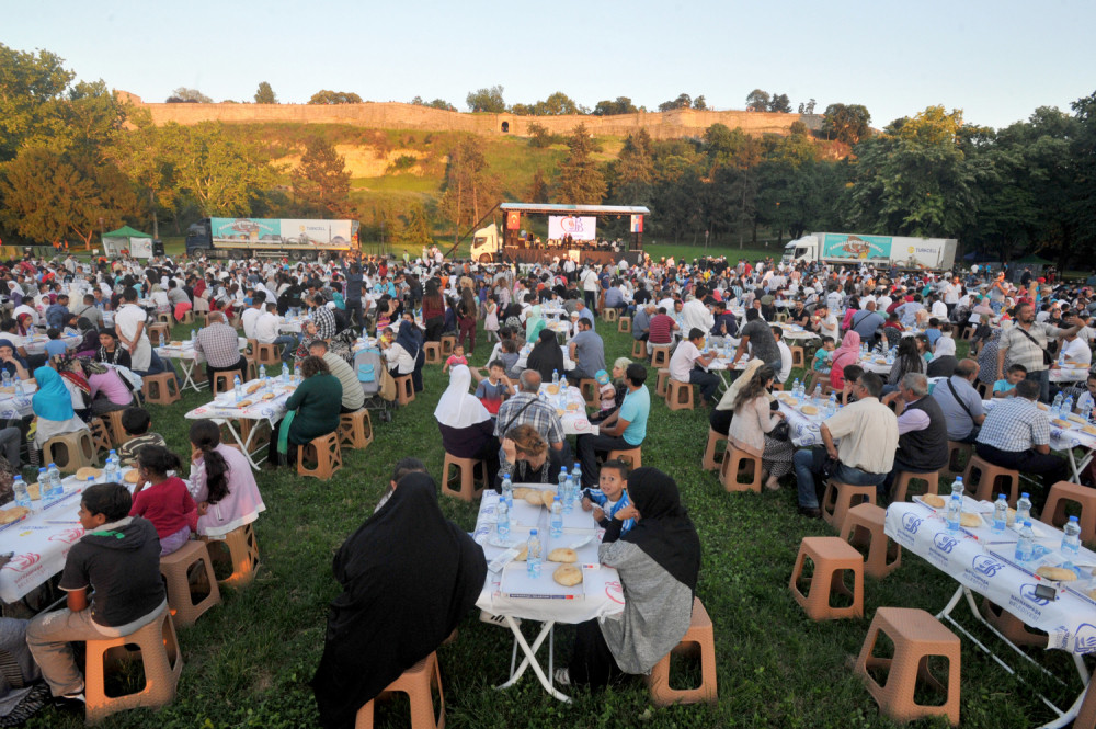 Velika ramazanska večera na Kalemegdanu (FOTO GALERIJA)