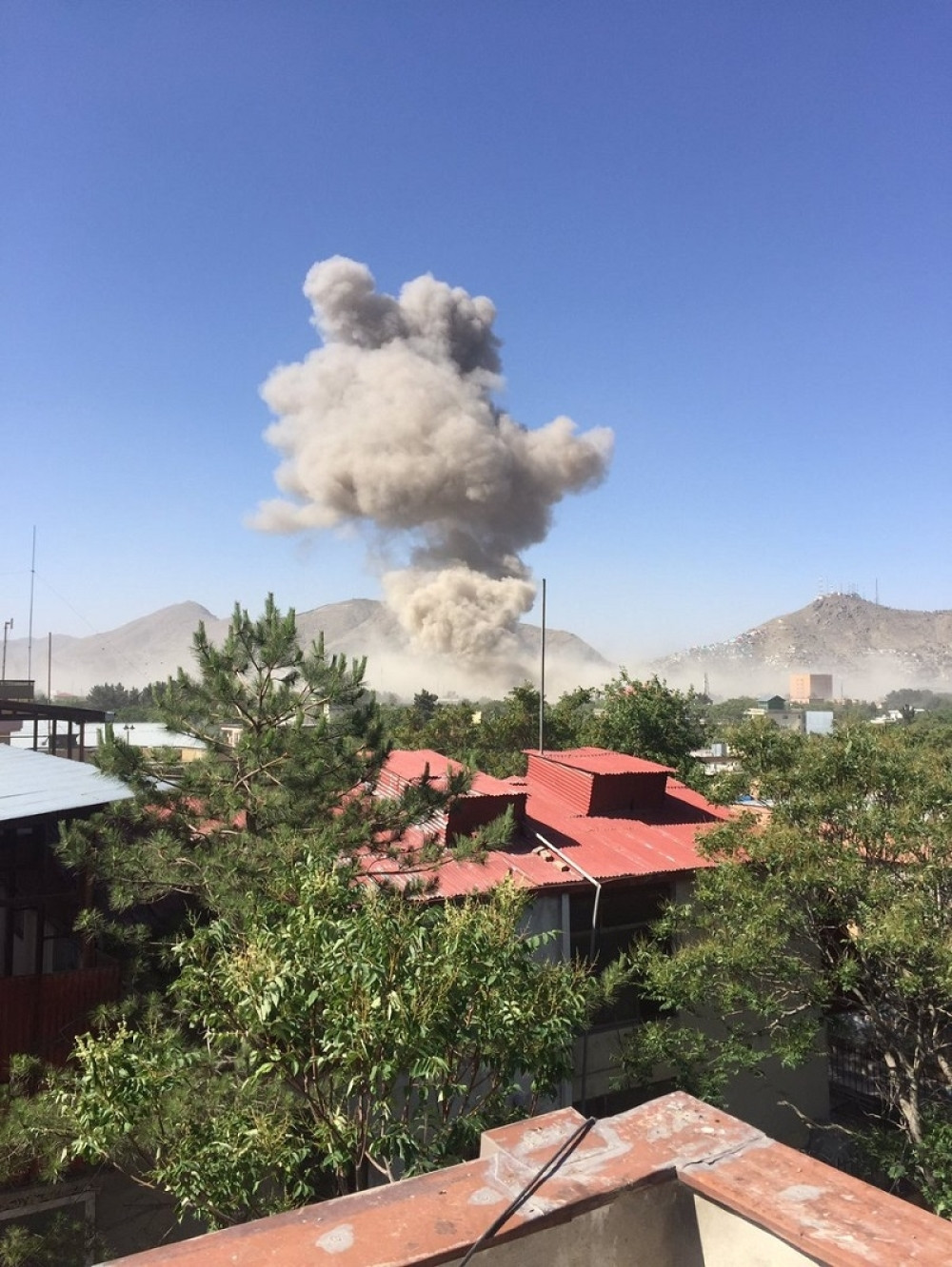 Razneli automobil ispred ambasade, desetine mrtvih