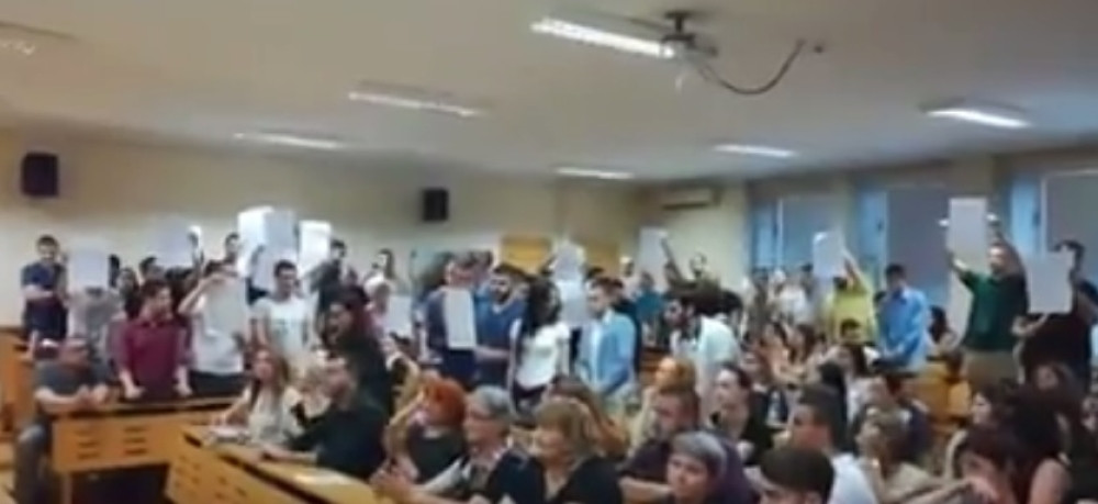 Pesmom o Kosovu isterali Žene u crnom (VIDEO)