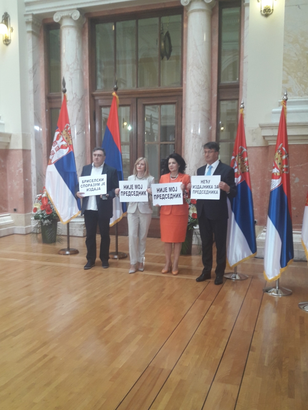 Poslanici sa transparentima ušetali u Skupštinu (FOTO)