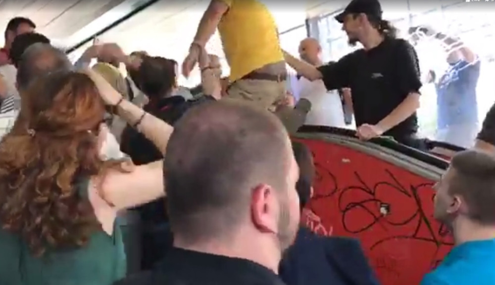 Sukob Vučićevih pristalica i protivnika na Terazijama (VIDEO)