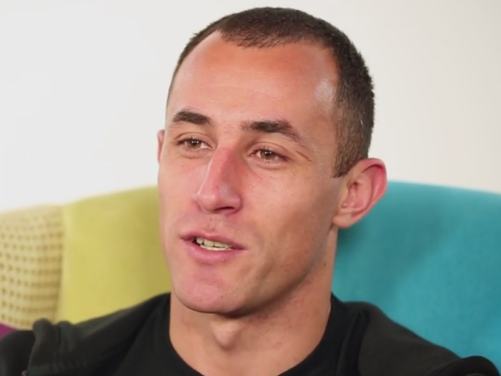 Vuče avion, a roni suze! (VIDEO)