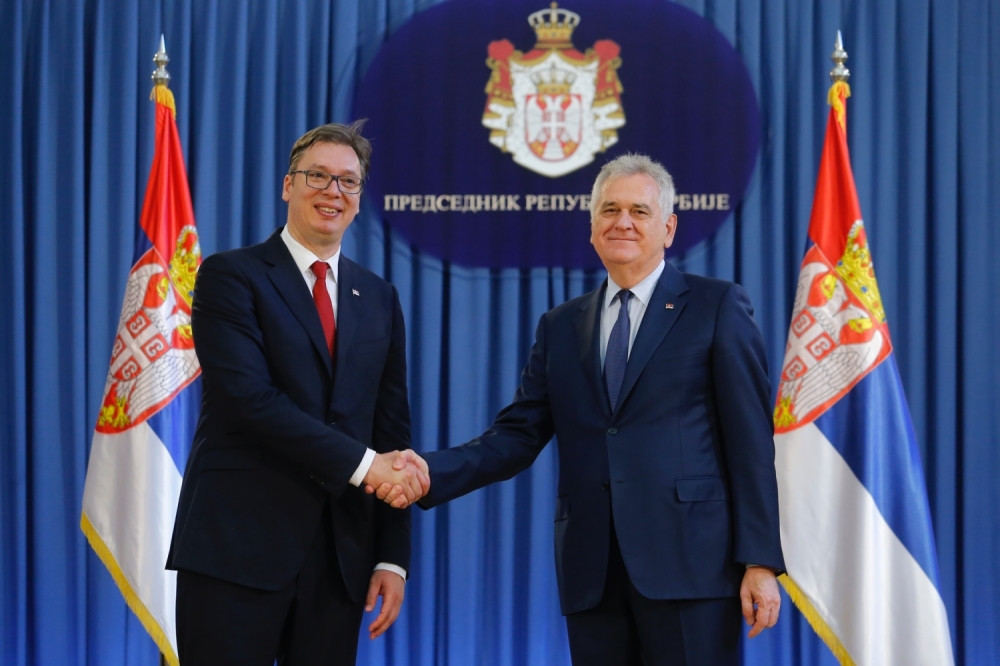 Toma Vučiću predao zastavu i pečat