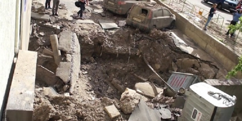 Eksplodirala cev i raznela ulicu (VIDEO)