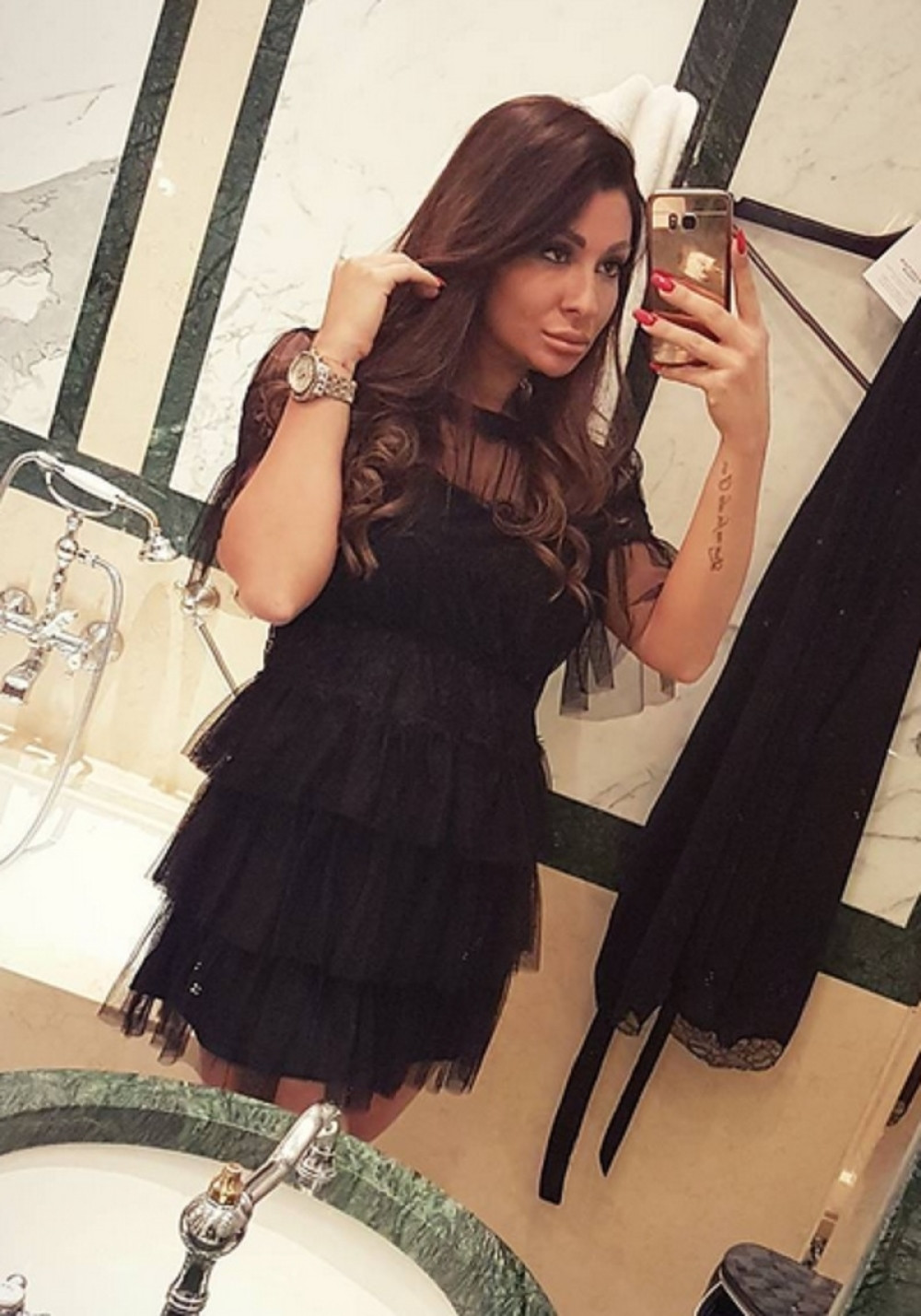 Zorica htela da ispadne seksi, pa pokazala previše! (FOTO)