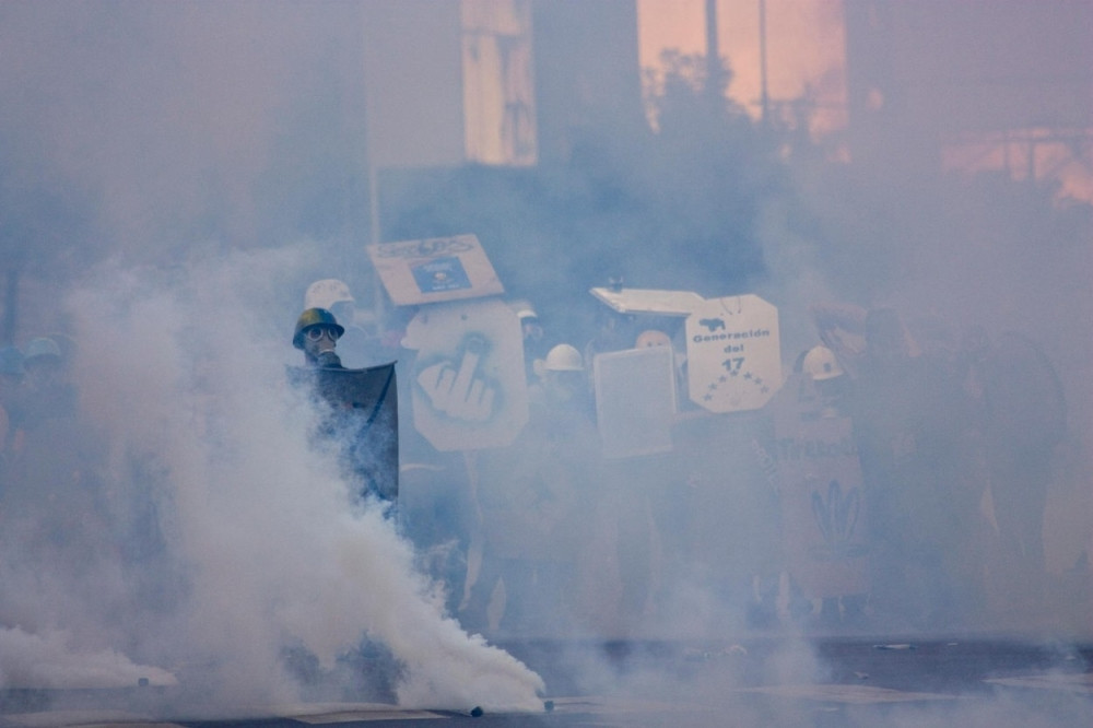 Suzavcem i vodenim topovima po demonstrantima