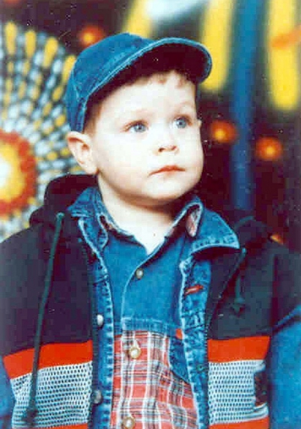 Veselo duvao svećiće, trčkarao oko kuće, igrao se... NATO projektil usmrtio anđela u OČEVOM NARUČJU